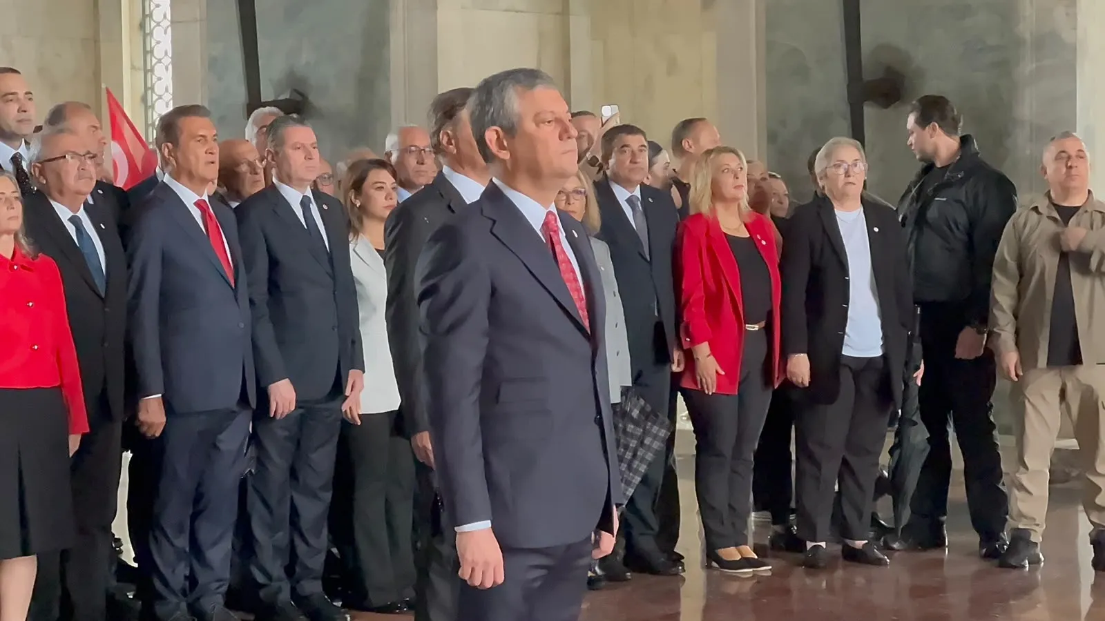 Özgür Özel yeni partisiyle Anıtkabir’e çıktı