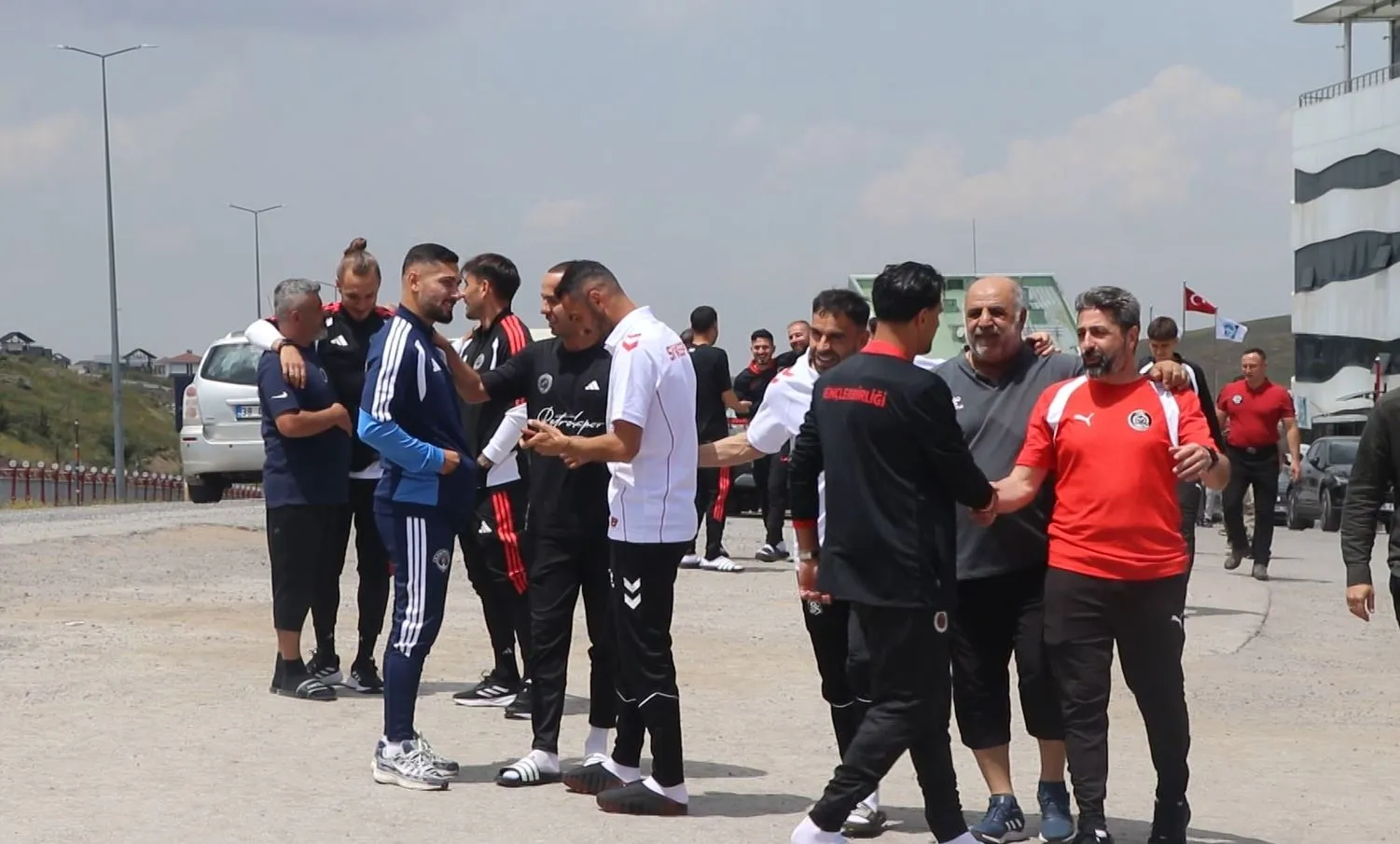 Erciyes kampındaki futbolcular Cuma namazında buluştu