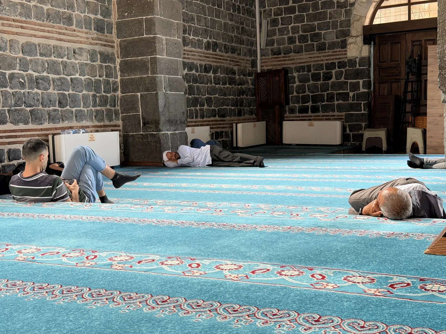 Diyarbakır'da termometreler kırılınca vatandaş camiye sığındı