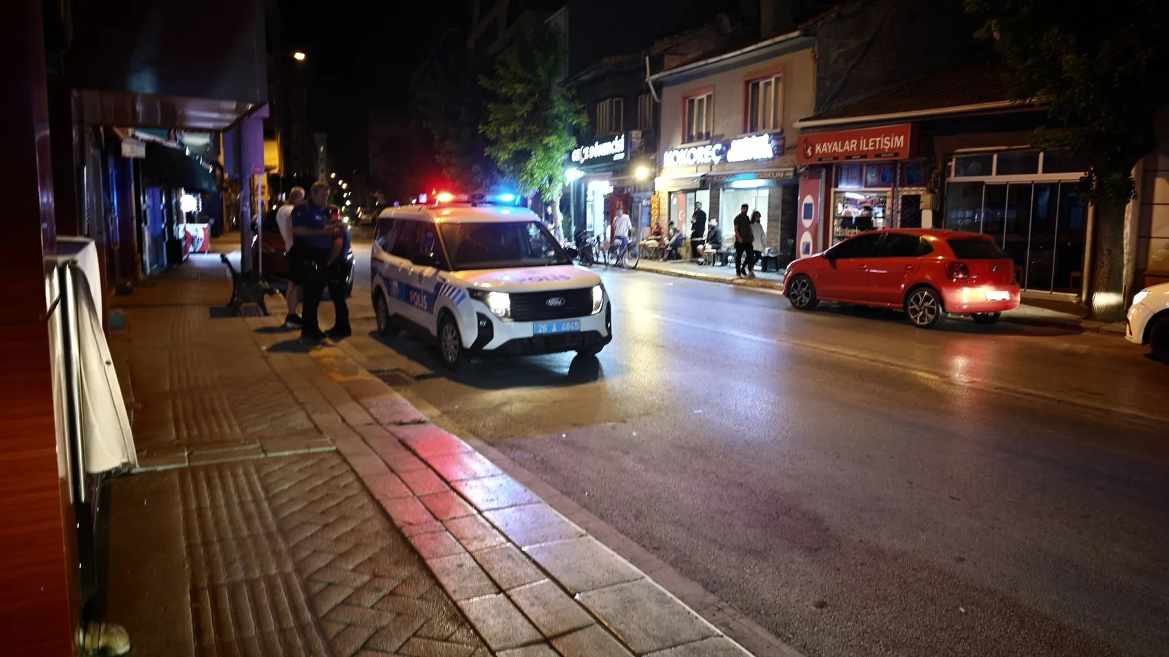 Eskişehir'de kaldırımda yürürken dükkan camını tekmeleyen saldırganı esnaf durdurdu