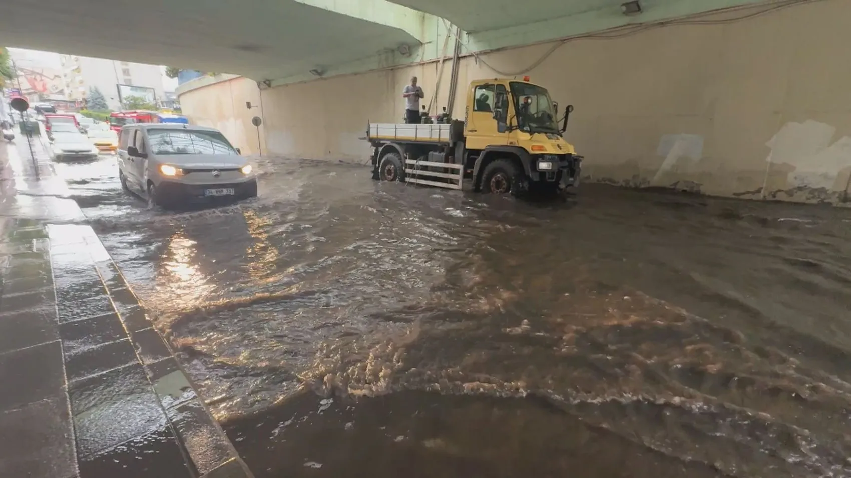 İstanbul trafiğine sağanak engeli