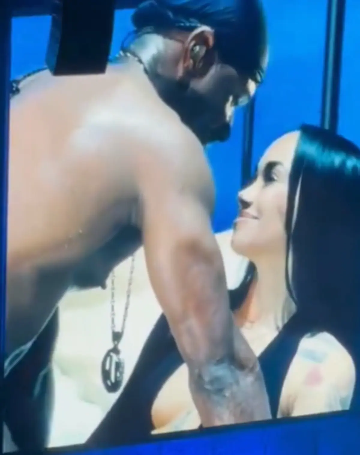 Usher kadın hayranını sahnedeki yatağa götürdü! Yakınlığını beğenmeyince... 1