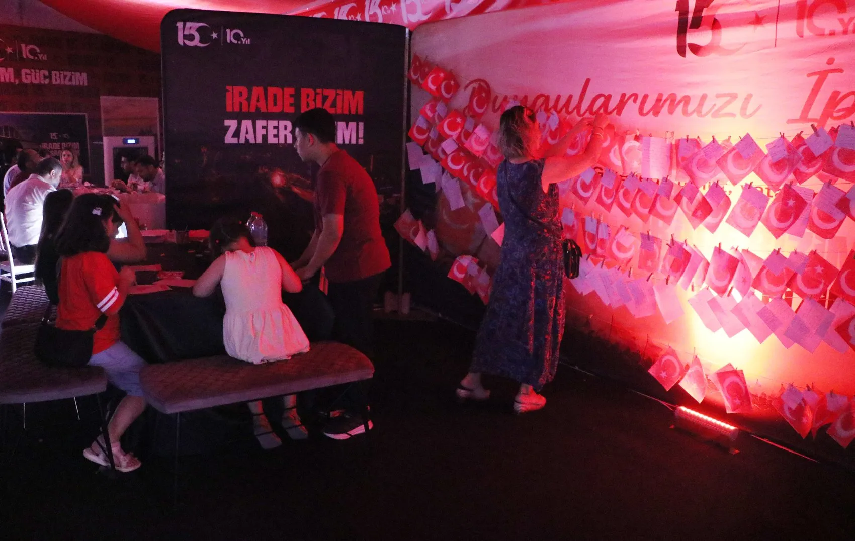 Denizli halkı 15 Temmuz'u anmak için meydanda buluştu