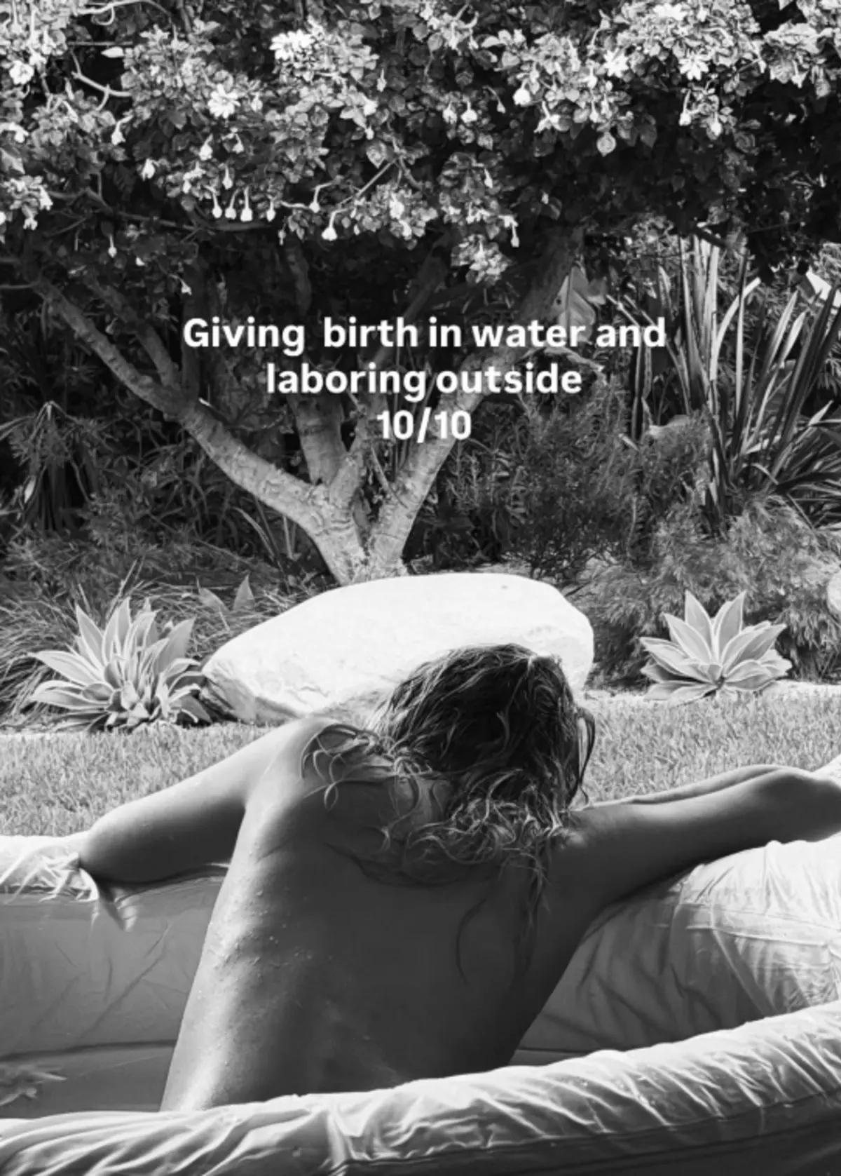 Elsa Hosk evinin bahçesinde suda doğum yaptı! 1