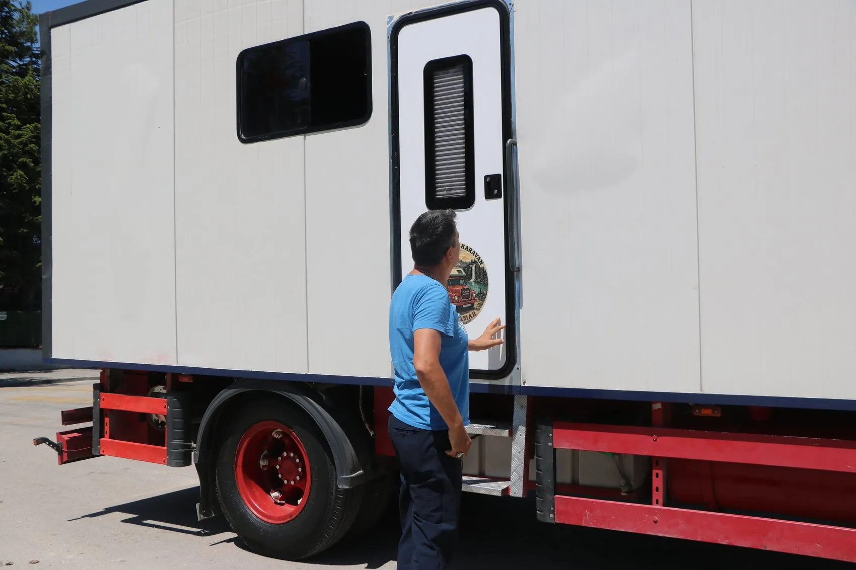 Çocukluk hayalini yollara taşıdı 51 yıllık kamyonu karavana dönüştürdü