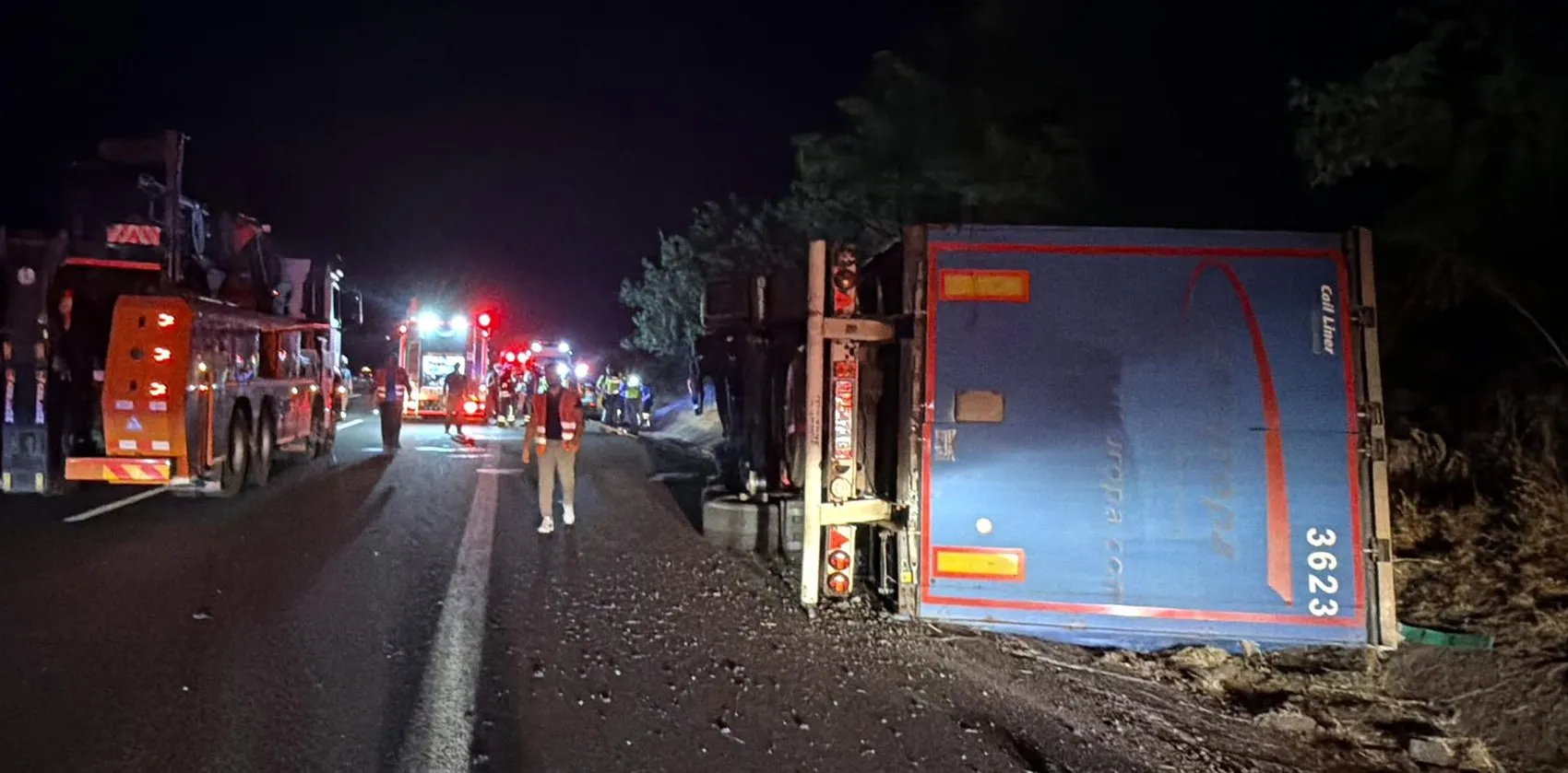 Çorlu TEM Otoyolu'nda direksiyon hakimiyetini kaybeden TIR sürücüsü hayatını kaybetti