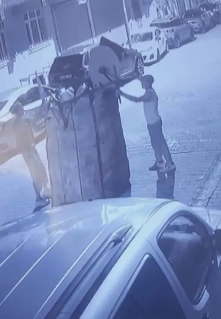 Ataşehir’de el arabalı hırsızlık kameraya yakalandı