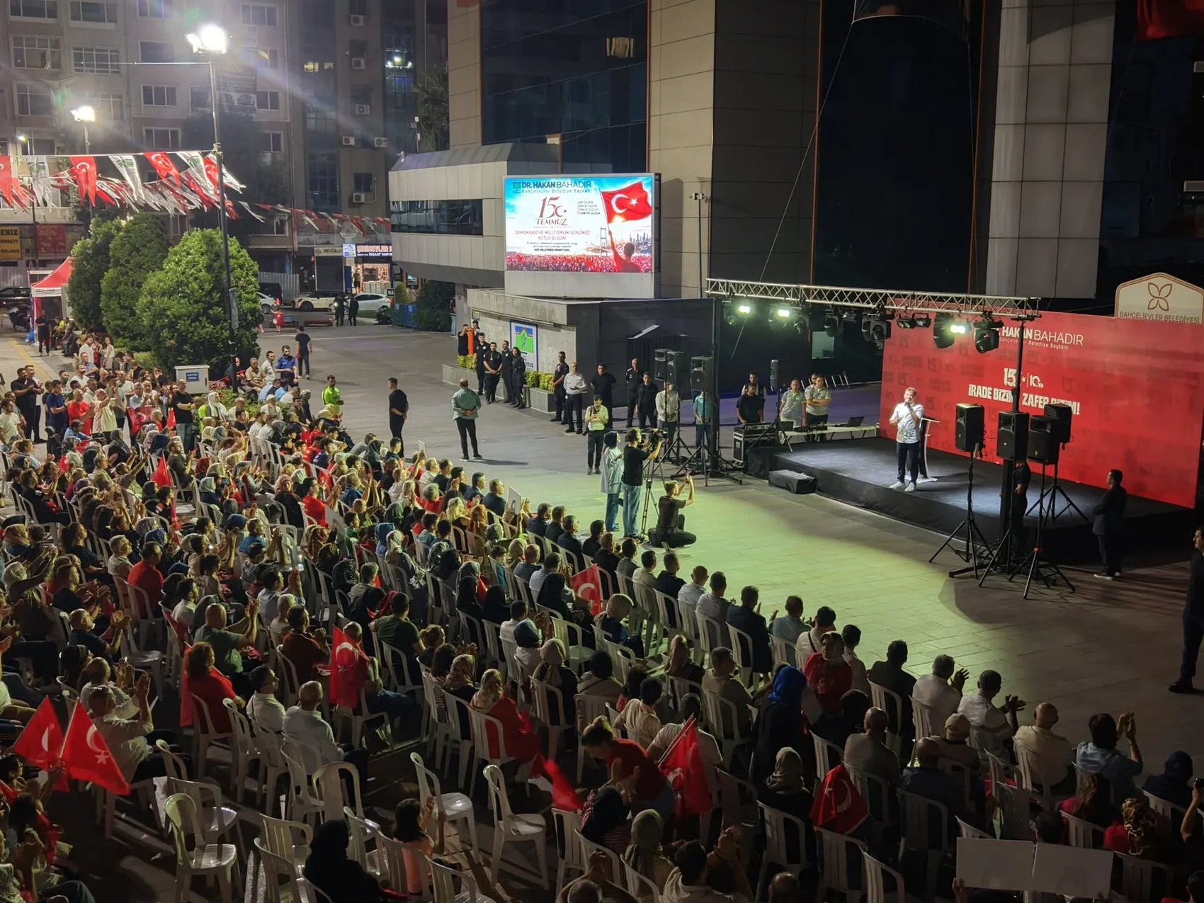 Bahçelievler'de 15 Temmuz anması için dev bayraklı yürüyüş