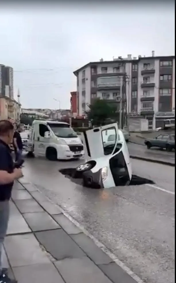 Ankara sele teslim oldu Araçlar ve eşyalar sürüklendi