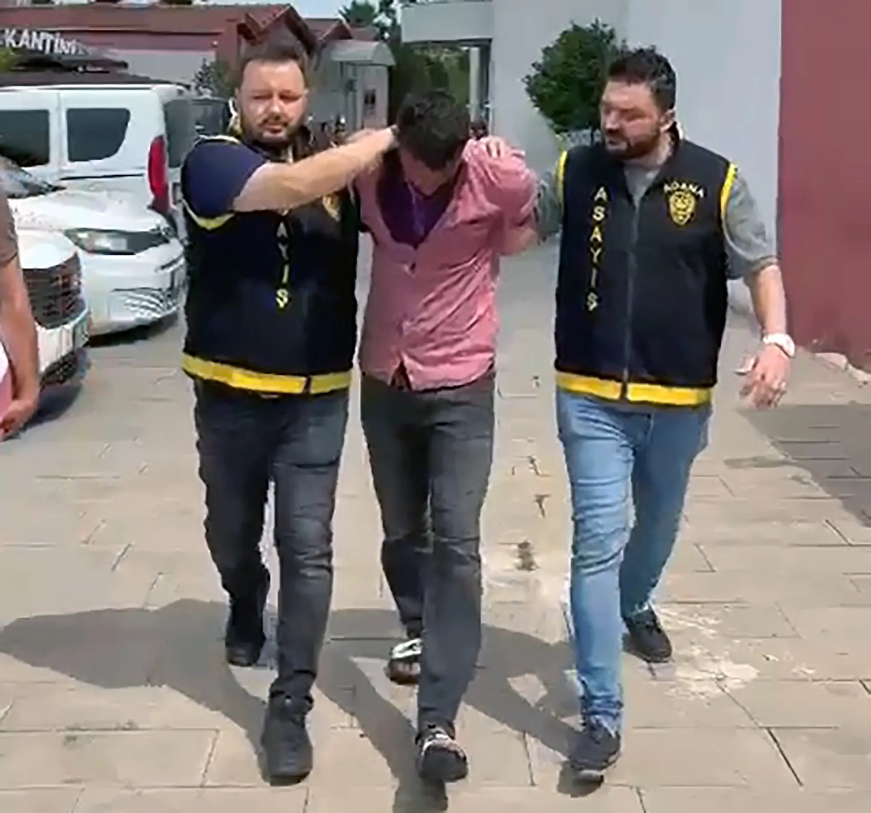 Adana'da tuvalet bahanesiyle girdiği yerlerden hırsızlık yapan kişi yakalandı
