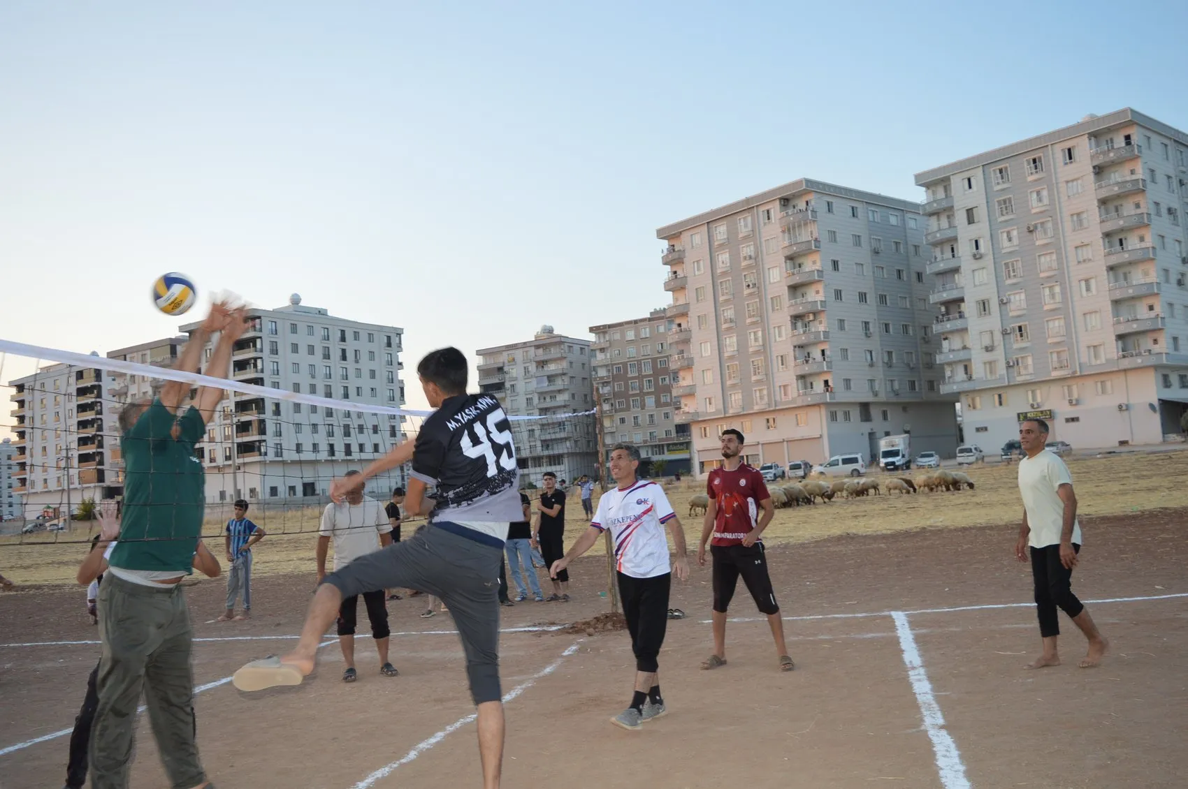 Mardinli köylülerin voleybol aşkı yetkilileri harekete geçirdi