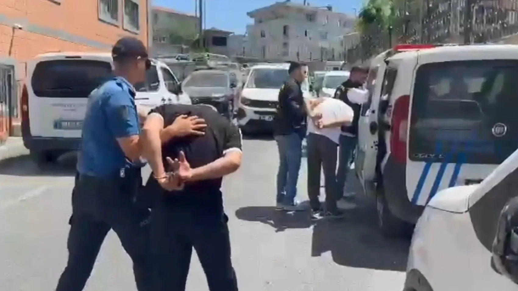 Esenler polisinden motosiklet hırsızlarına suçüstü operasyonu