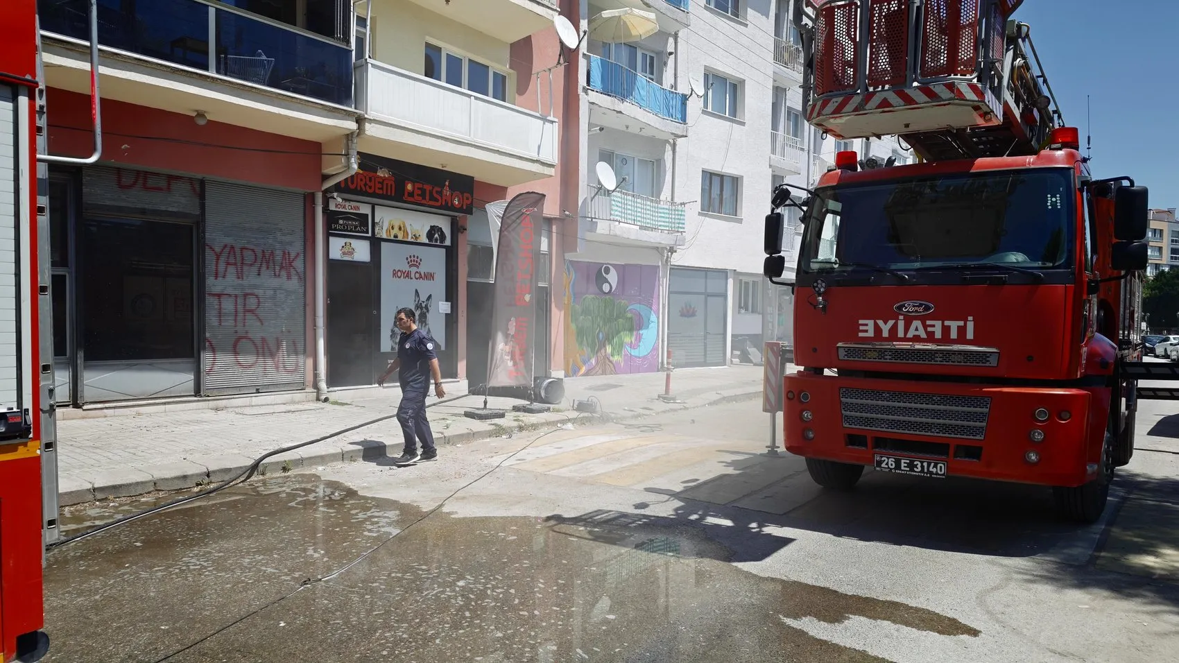 Eskişehir’de apartman otoparkında yangın paniği