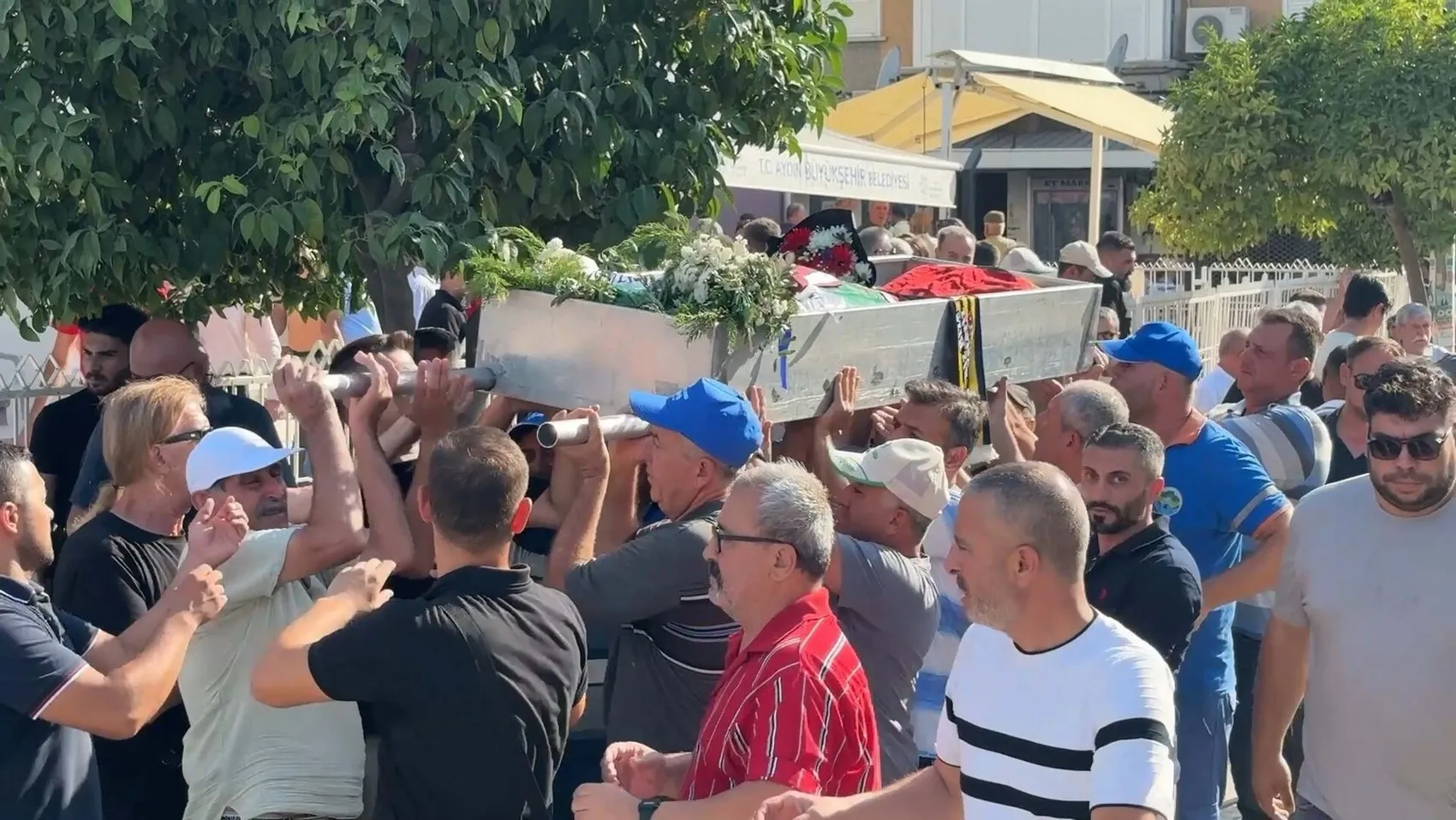 Kuşadası'ndaki fırtınalı günde hayatını kaybeden öğretmen toprağa verildi