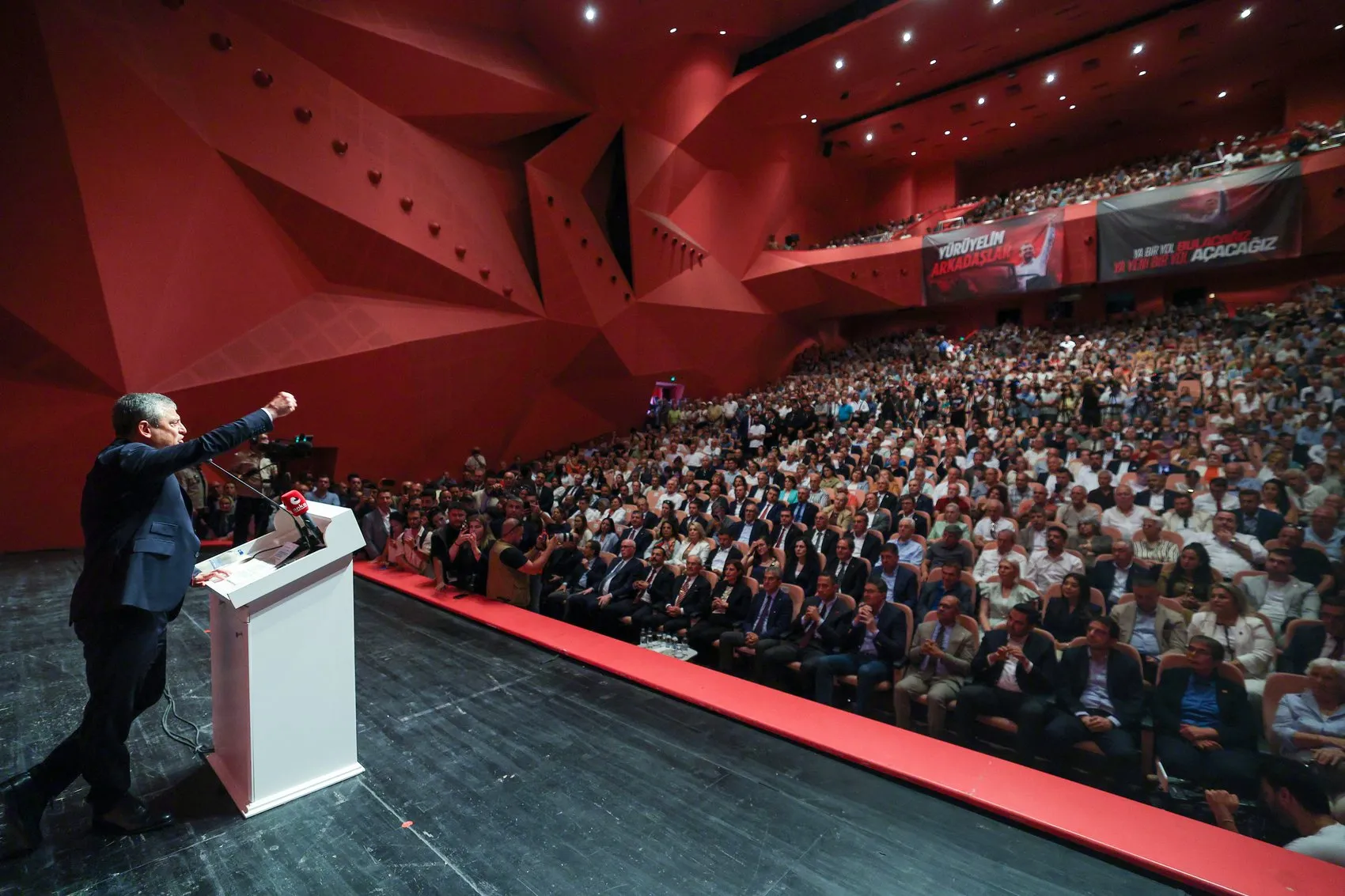 Özgür Özel Eskişehir’de iktidar yürüyüşünü işaret etti
