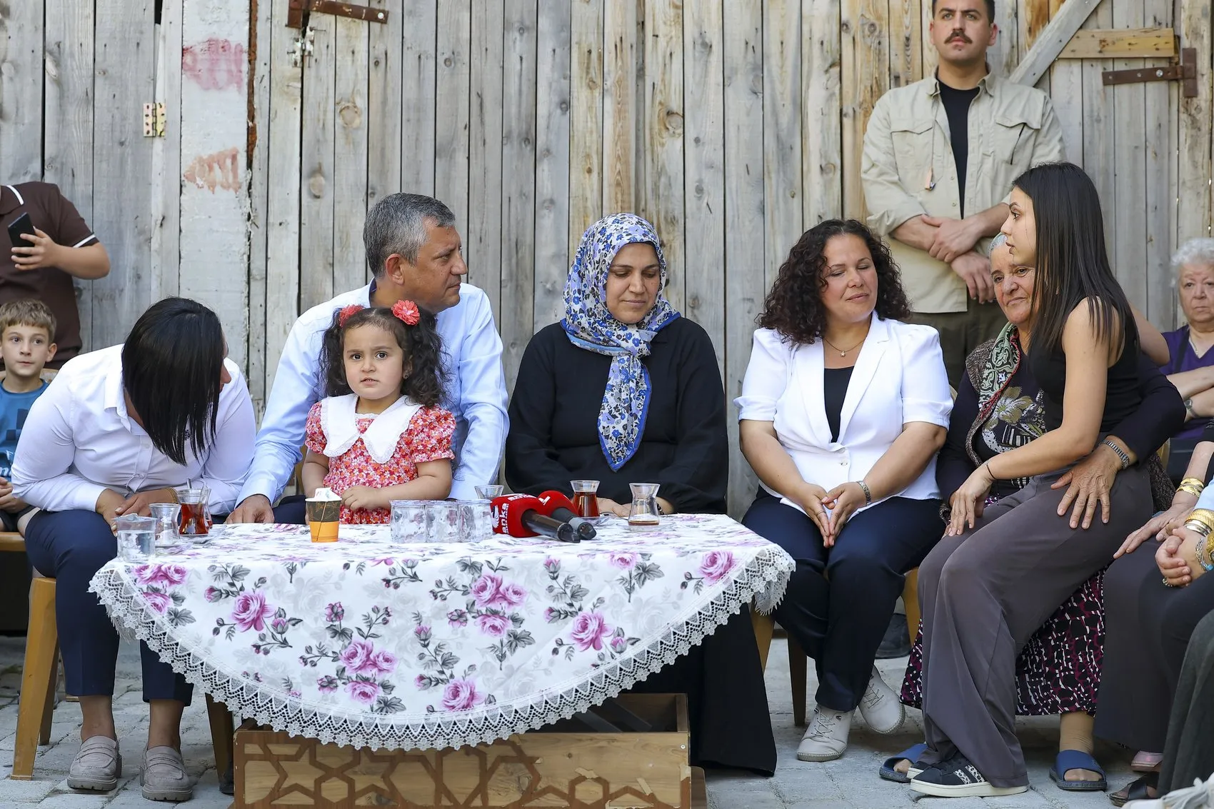 Özgür Özel'den seçim vaadi Ev hanımlarına sigorta ve maaş güvencesi