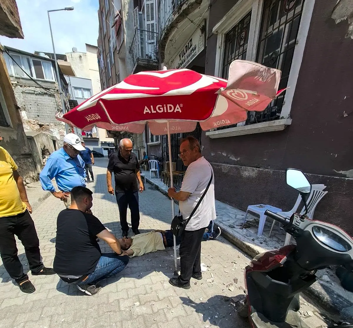 İskenderun’da kaldırımda çay içerken binadan üzerine beton düştü