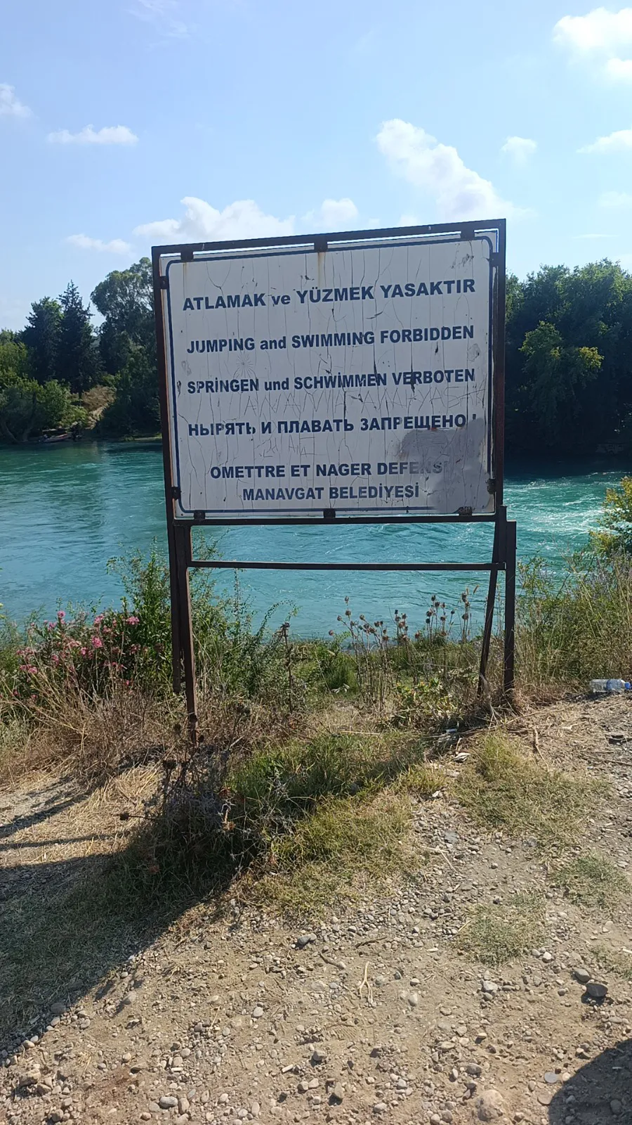 Manavgat Irmağı'nda baraj suyu dört kişiyi adacıkta sıkıştırdı