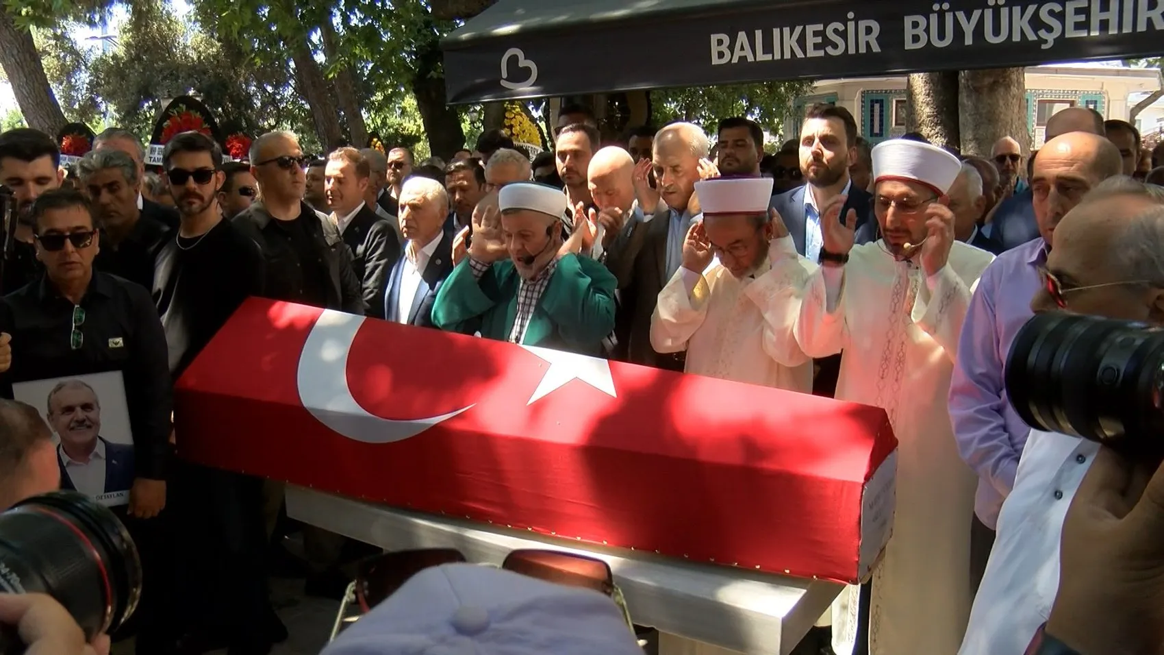 Bandırma eski belediye başkanını son yolculuğuna uğurladı