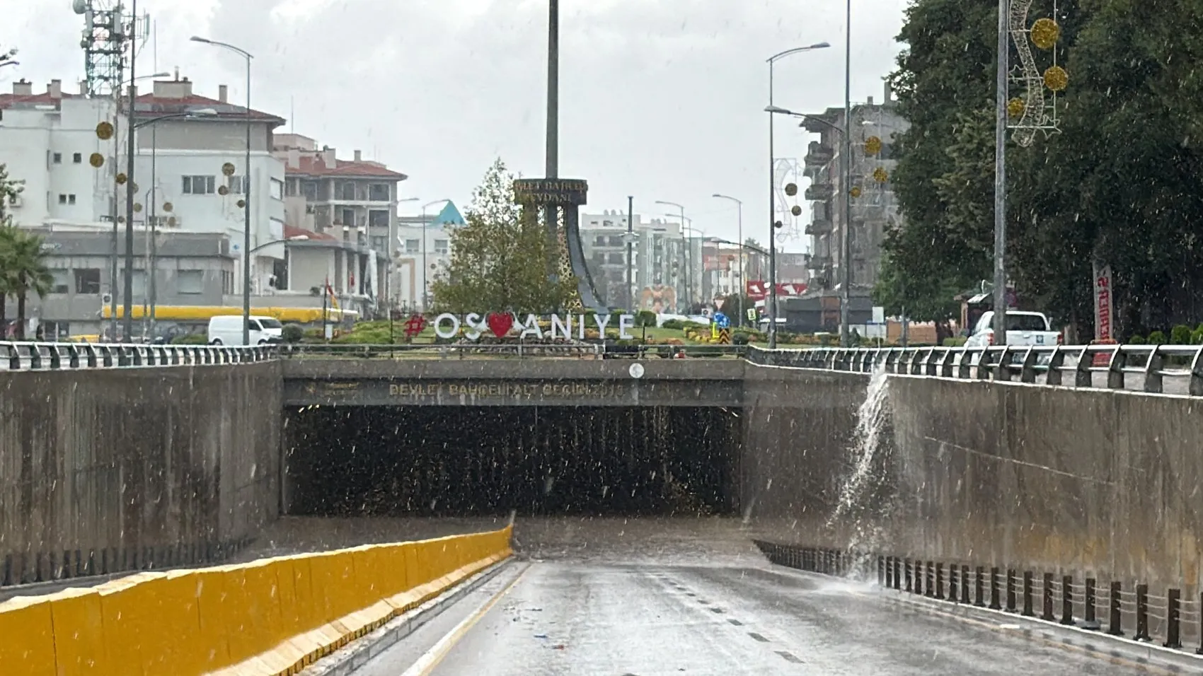 Osmaniye'de şiddetli sağanak hayatı felç etti