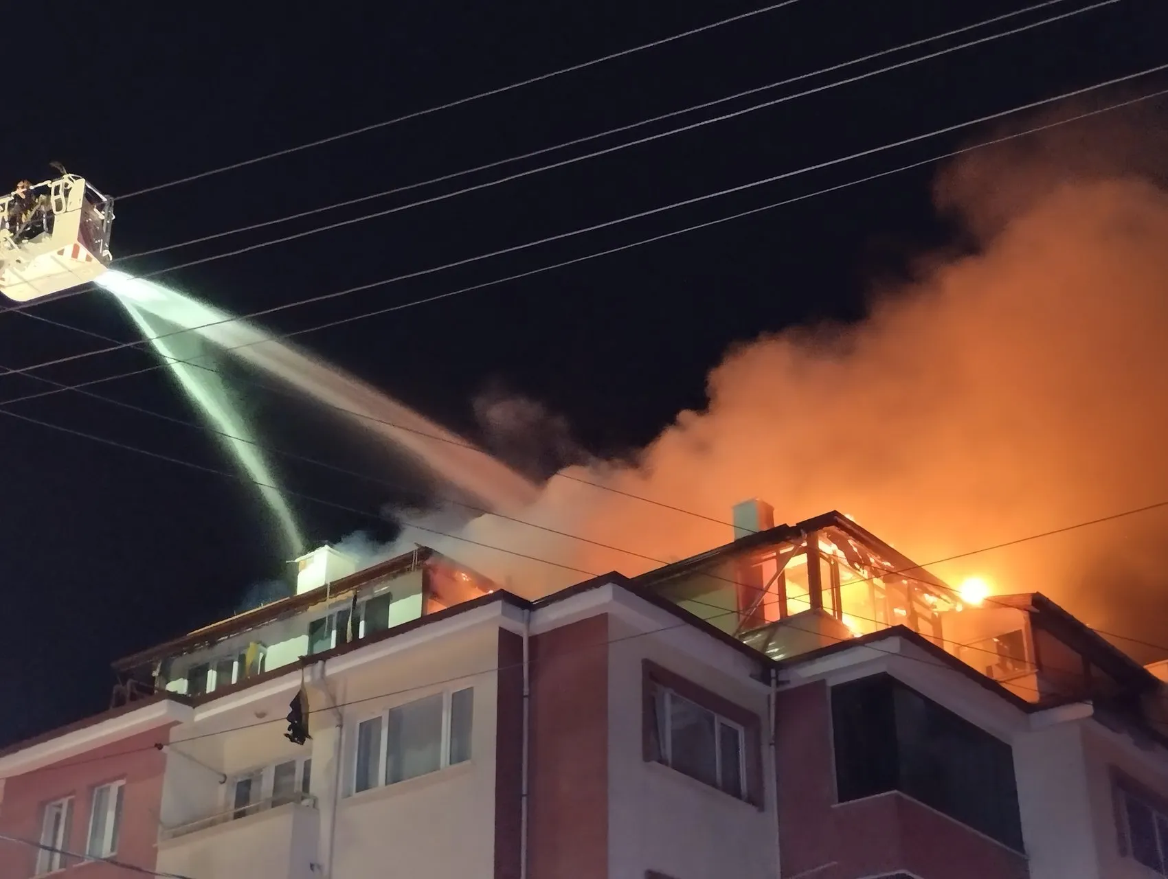 Bolu'da gece yarısı korkutan apartman yangını