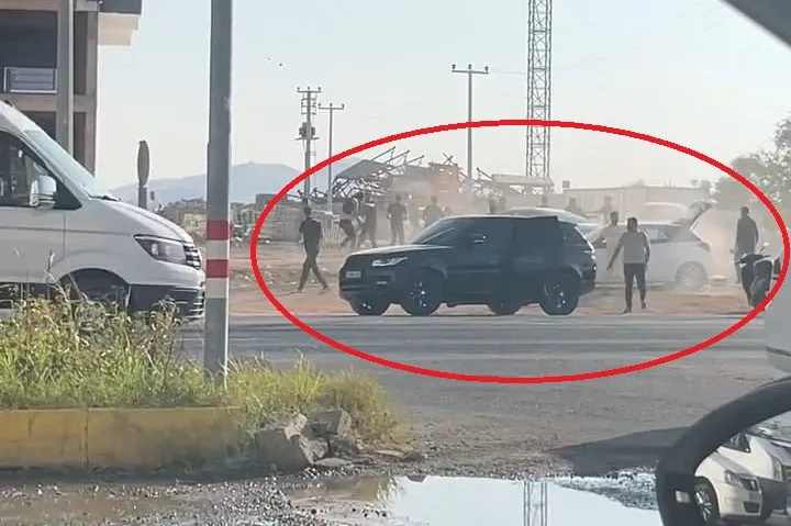 Ergani sokaklarında taşlı sopalı kavga anı kamerada