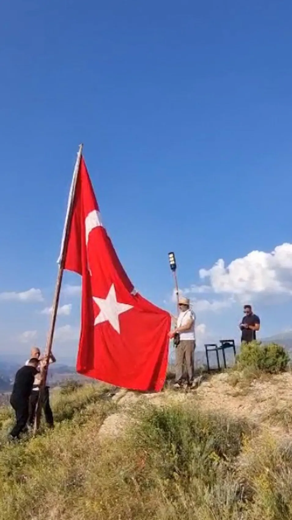 Oltu’da bir grup gönüllü Stare Dağı zirvesindeki bayrağı yeniledi