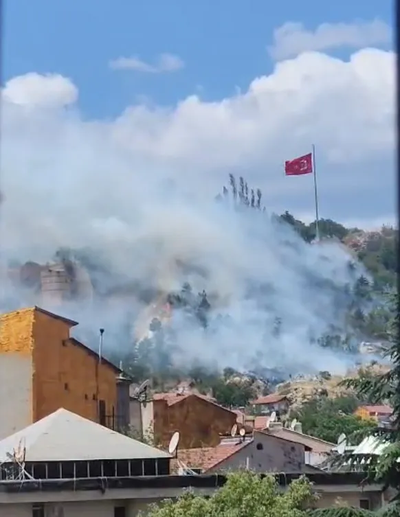 Kütahya Kalesi alevlerin eşiğinden döndü