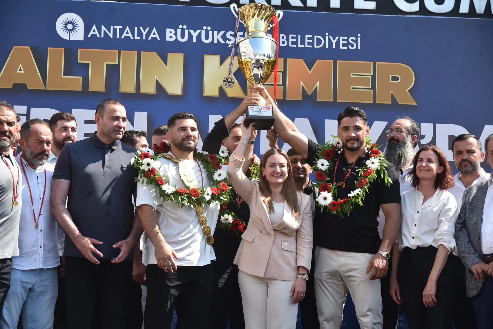 Kırkpınar şampiyonu Erkan Taş Antalya’ya altın kemerle döndü