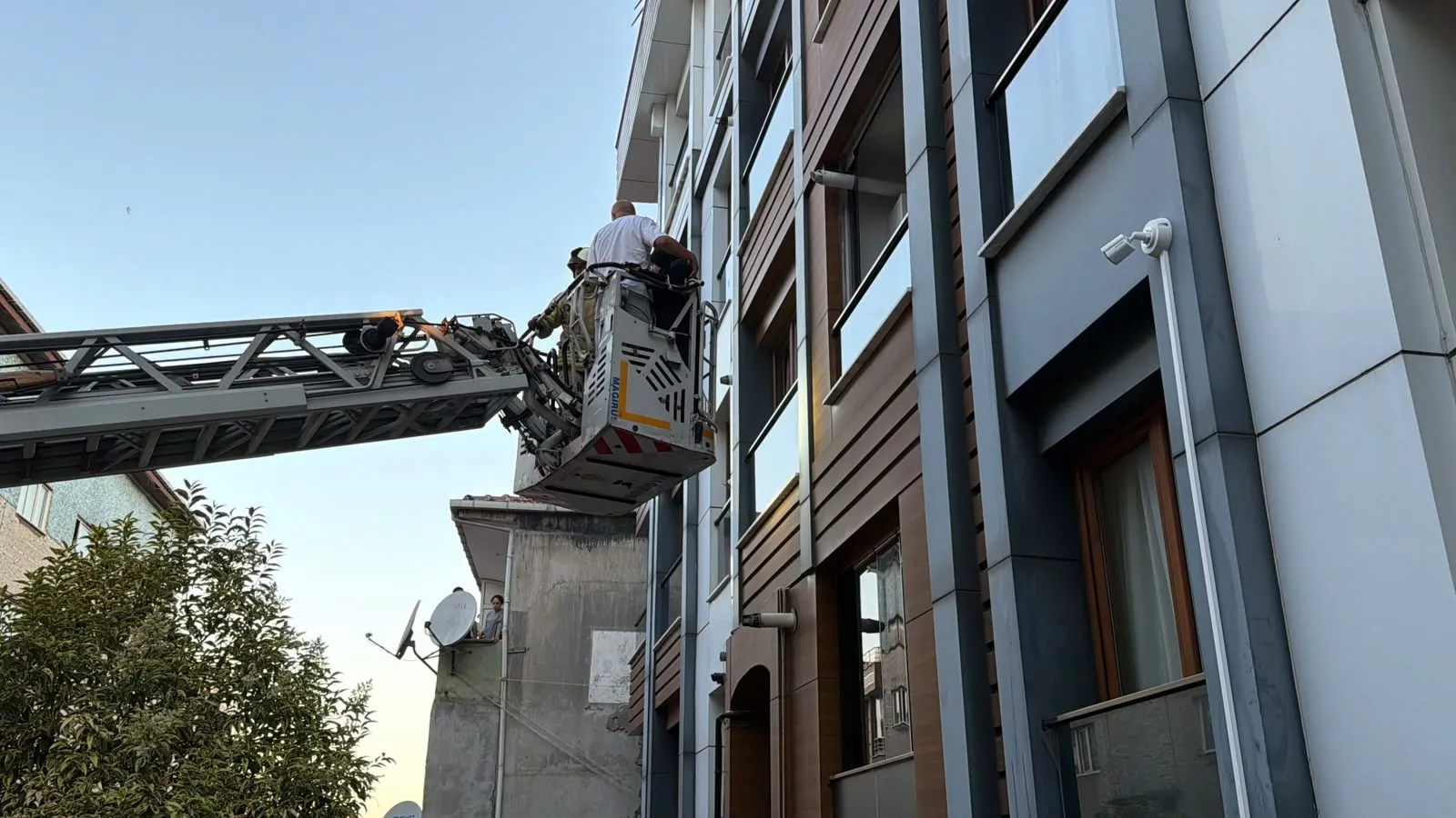 Kağıthane'de sabah saatlerinde apartman paniği