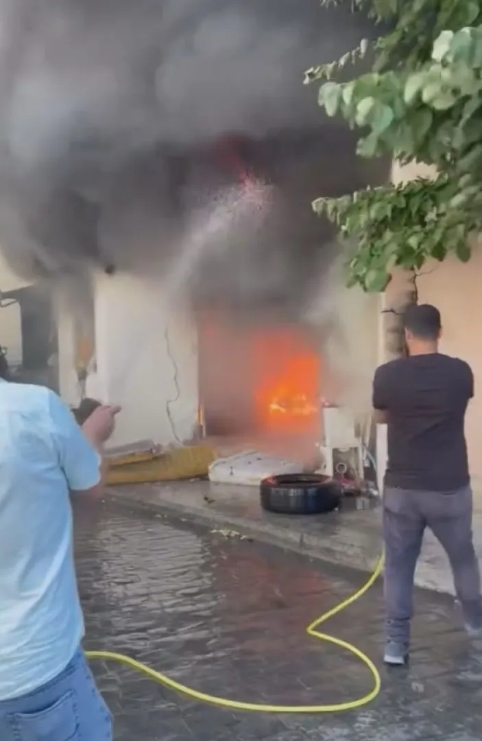 Beyoğlu’nda metruk binayı alevler sardı