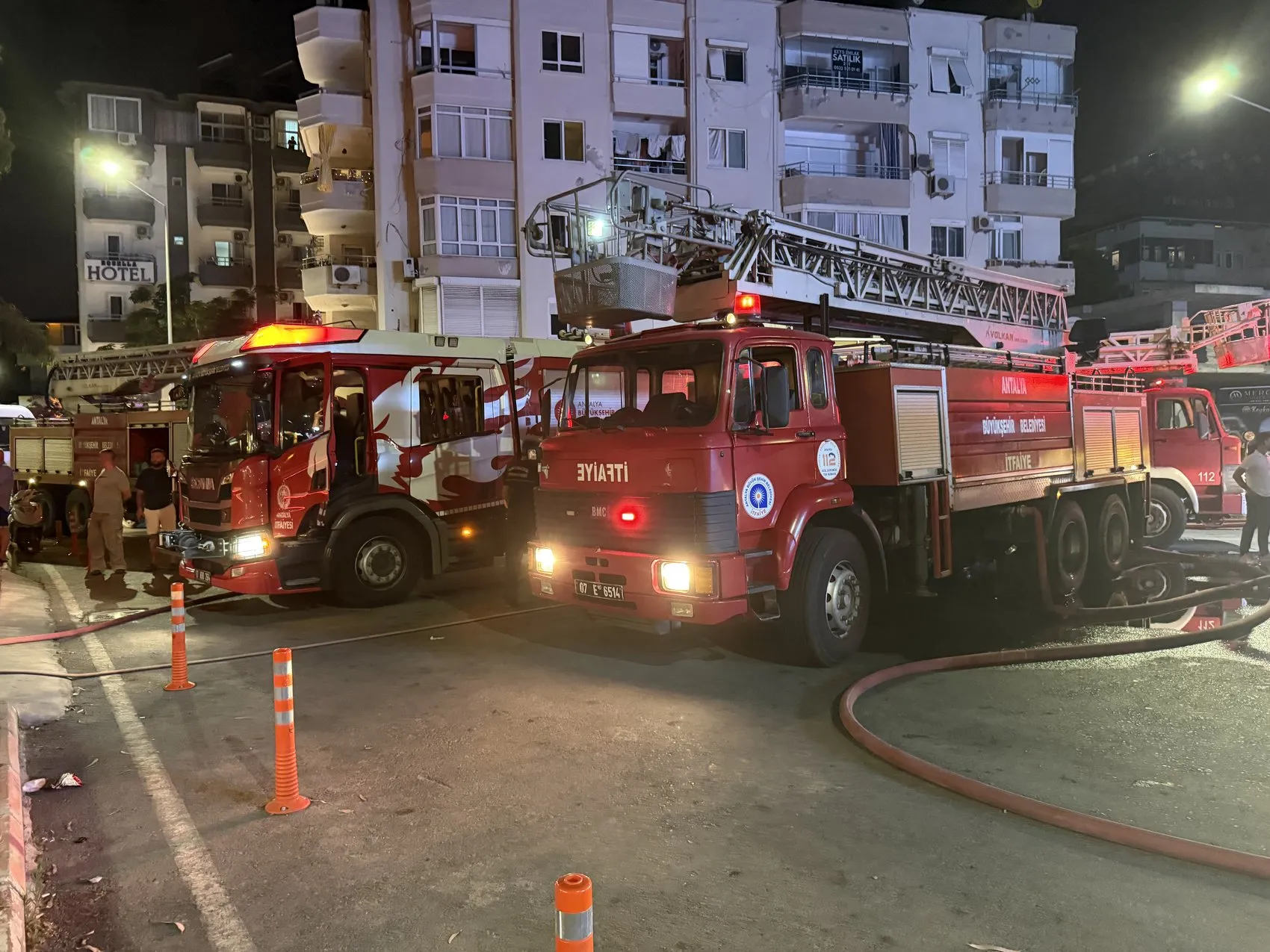 Alanya'da gece vakti otel çatısı alevlere teslim oldu