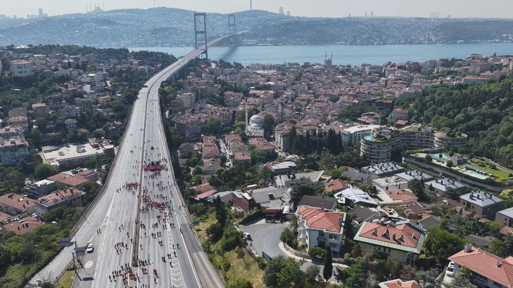 15 Temmuz yürüyüşü köprüde gerçekleşti