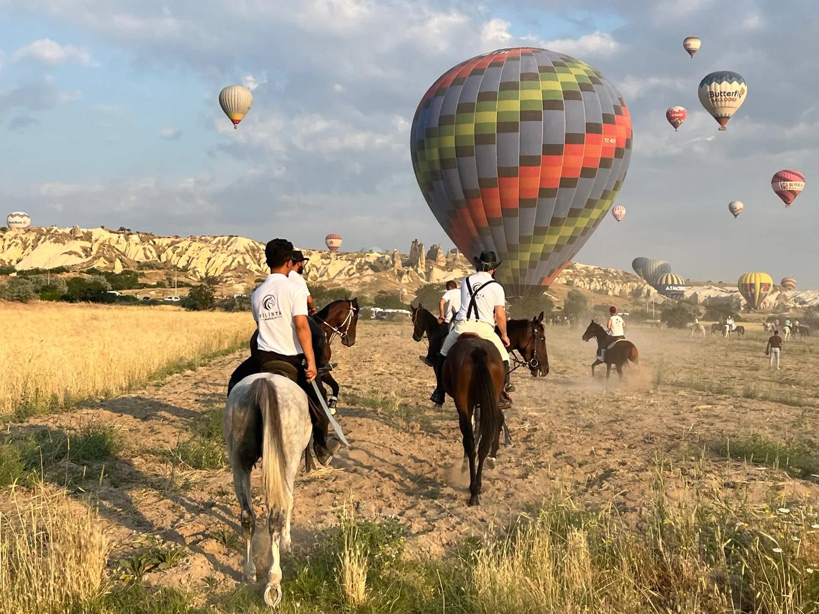 Kapadokya semalarında balonlar atlı gezintiye eşlik etti