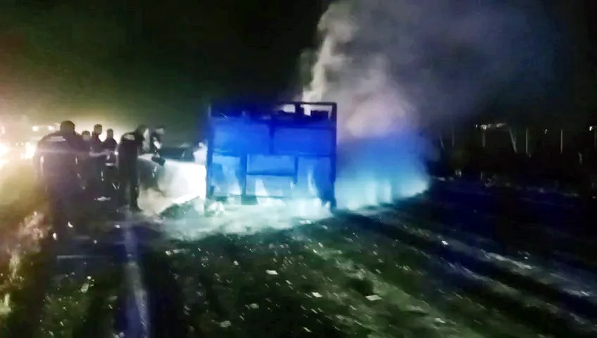 Niğde yolunda gece yarısı kaza Kamyonet alev topuna döndü