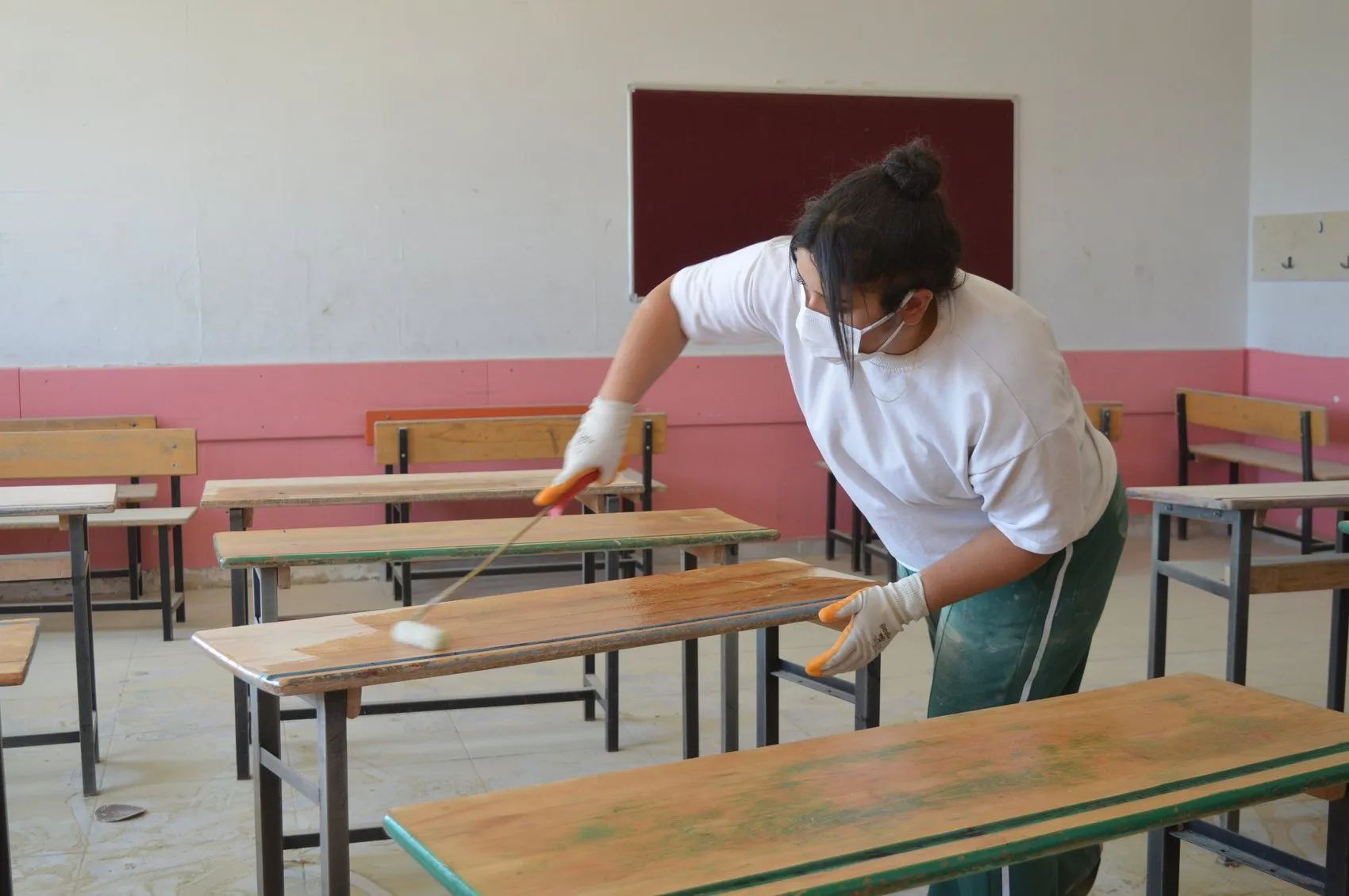 Mardinli öğrenciler eski sıraları fabrikadan yeni çıkmış gibi yeniledi