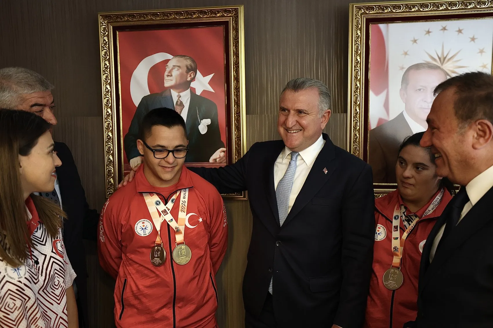 Madalyaları toplayan özel sporcular Bakan Bak ile buluştu