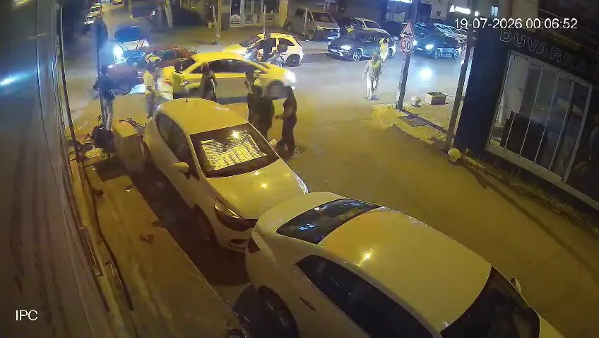 Gebze’de polis aracının burnunun dibinde kaza kamerada