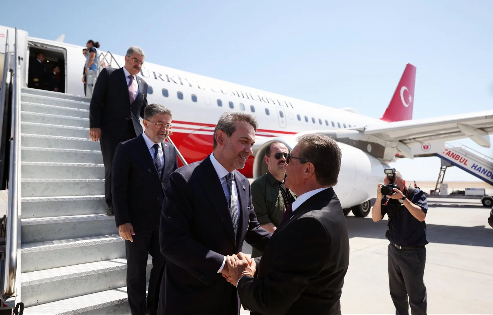 Bakan Bayraktar kritik temaslar için Lefkoşa’ya gitti