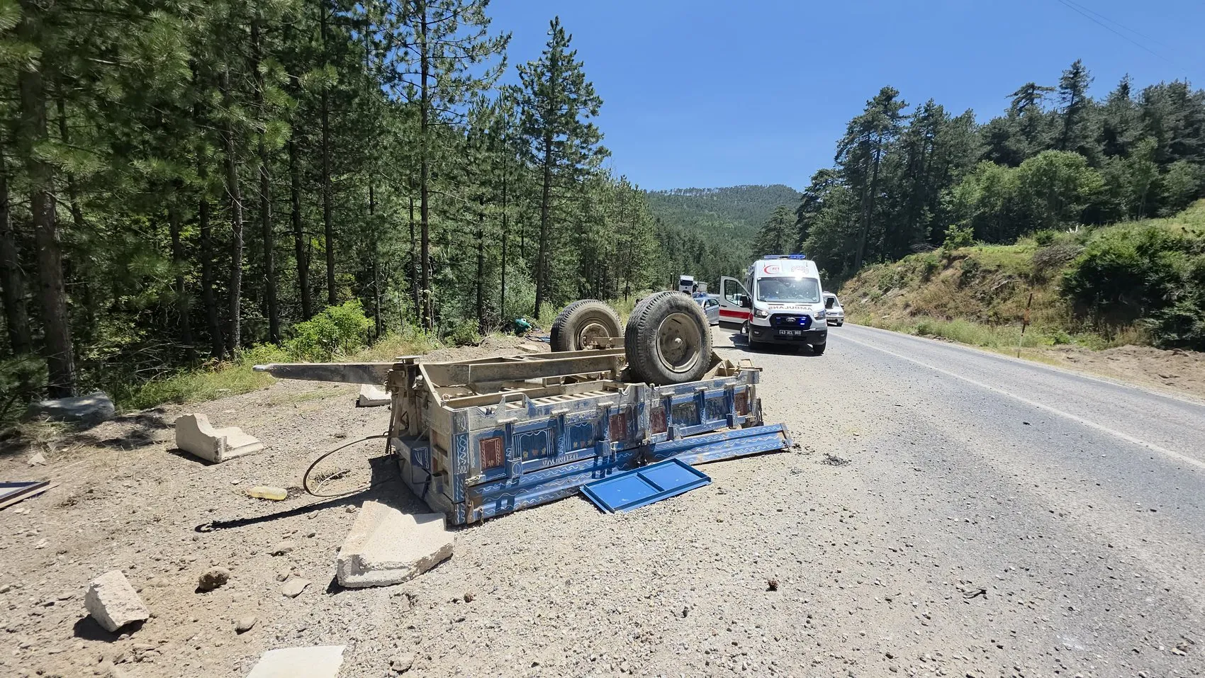 Domaniç yolunda taş yüklü traktör şarampole uçtu