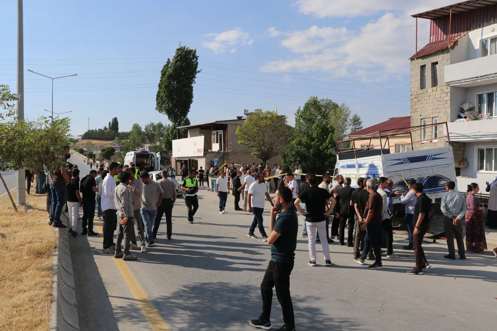 Van'da park halindeki kamyona çarpan otomobil can aldı