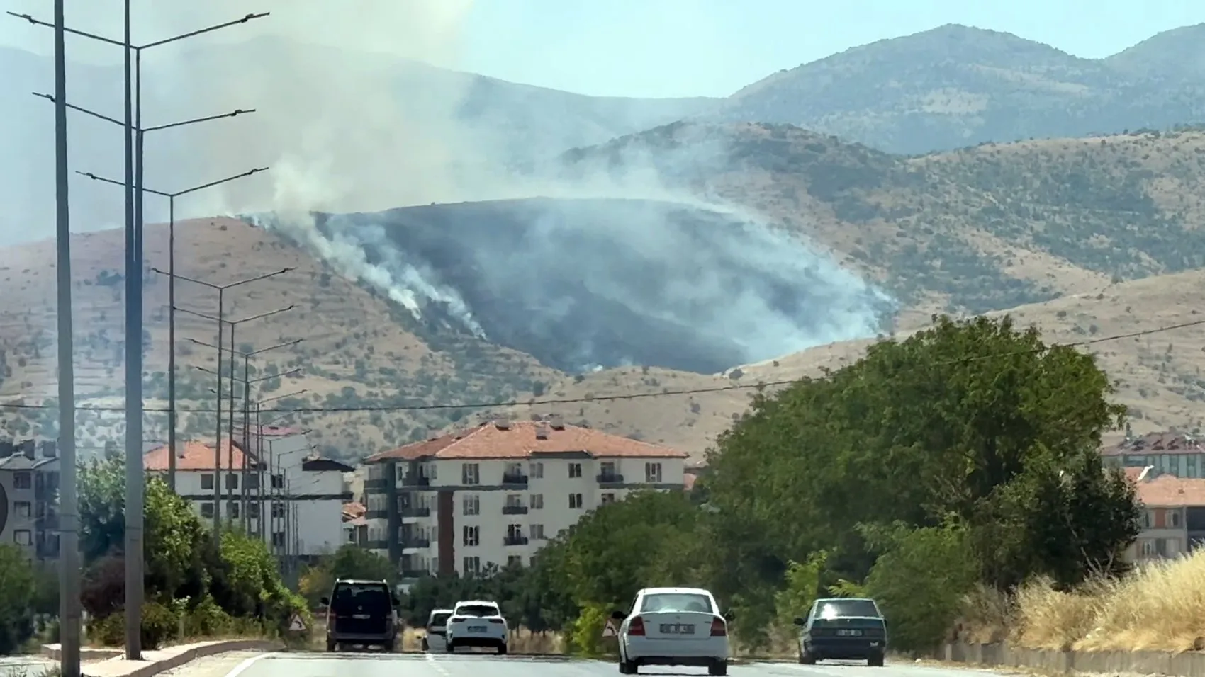 Afyonkarahisar ormanlarında öğle saatlerinde yangın paniği yaşanıyor