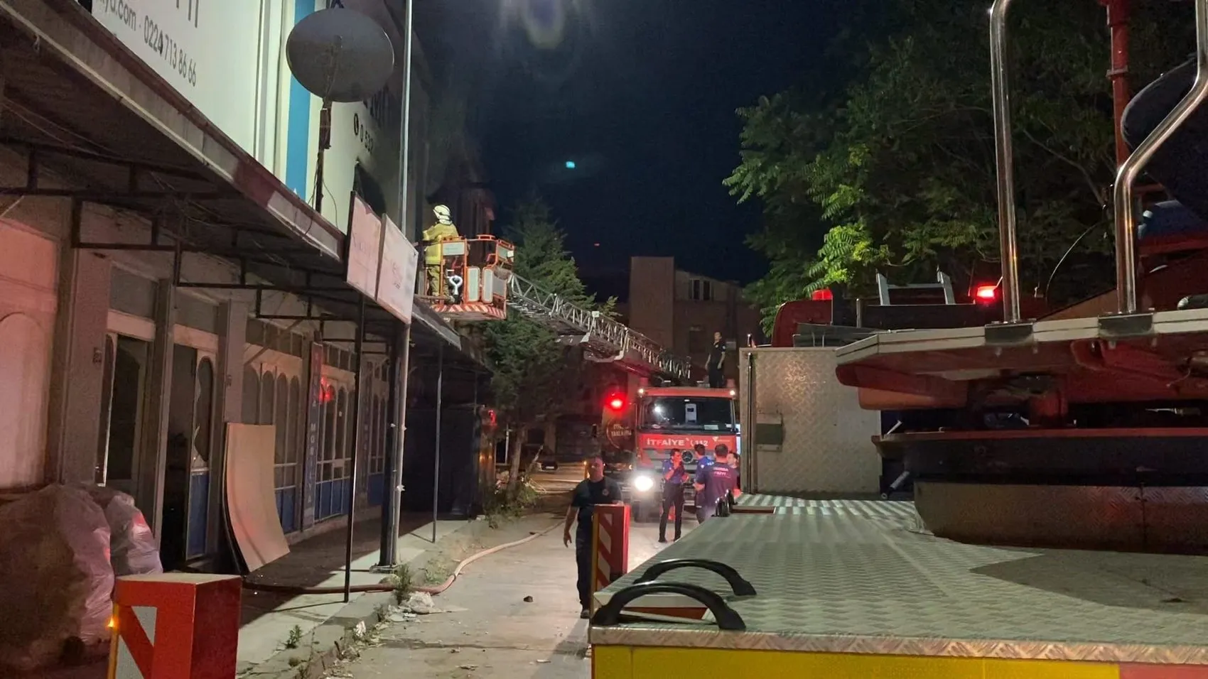 İnegöl’de mobilya fabrikasında gece saatlerinde yangın çıktı
