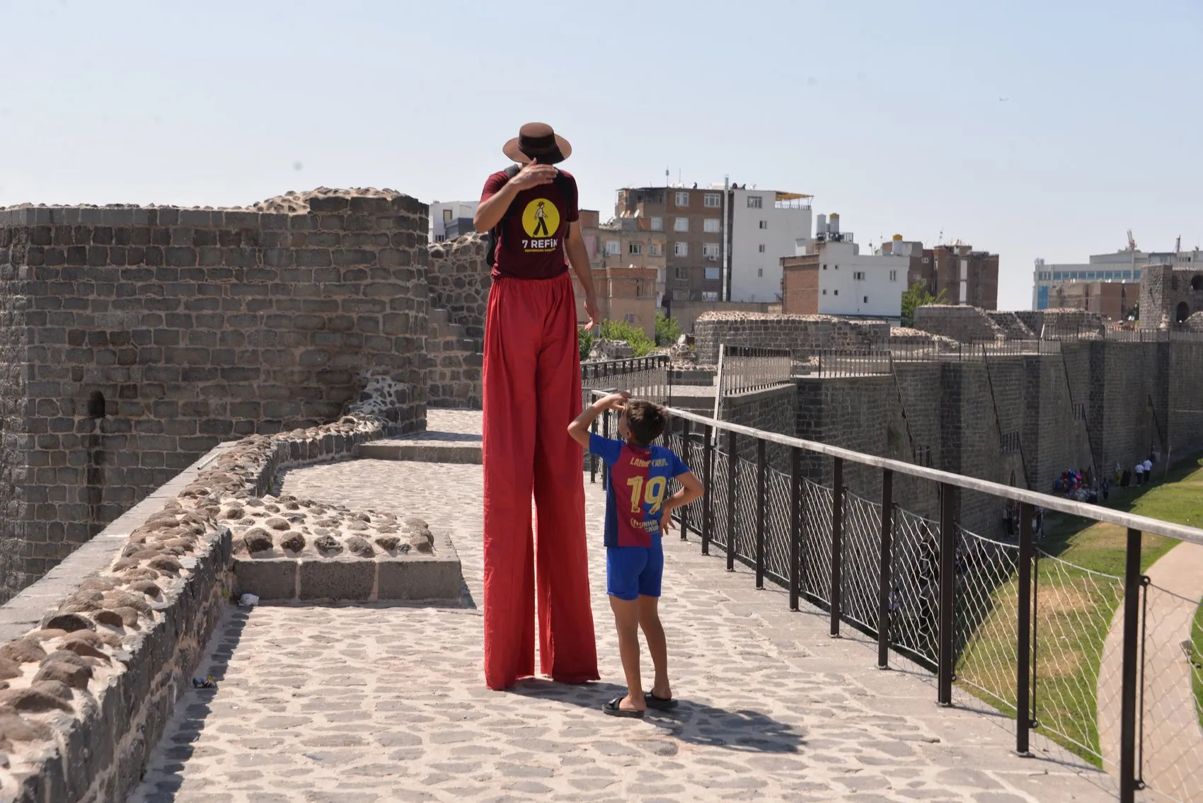 Diyarbakır Surlarında yürekleri ağza getiren tahta bacaklı şov