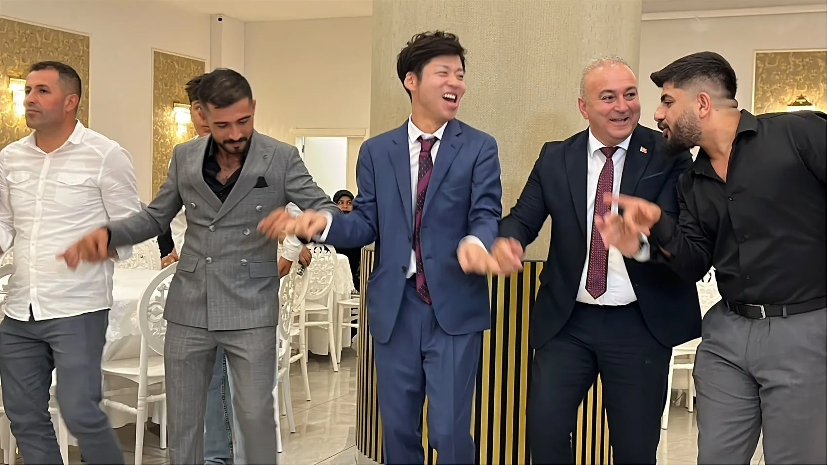 Bolu'da Japon gelinden geleneksel halay şovu