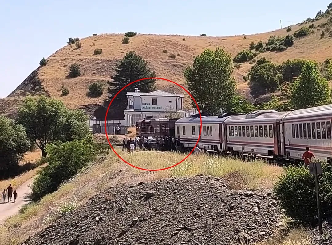 Elazığ’da hemzemin geçit kazası kamerada