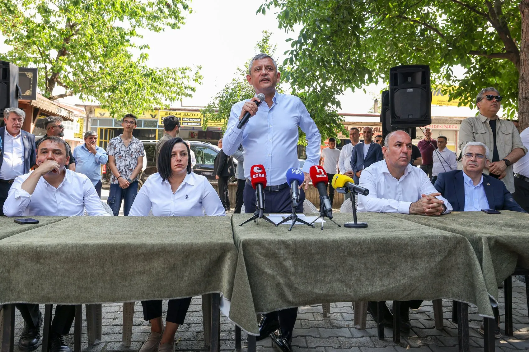 Özgür Özel esnafın kredi isyanına dikkat çekti