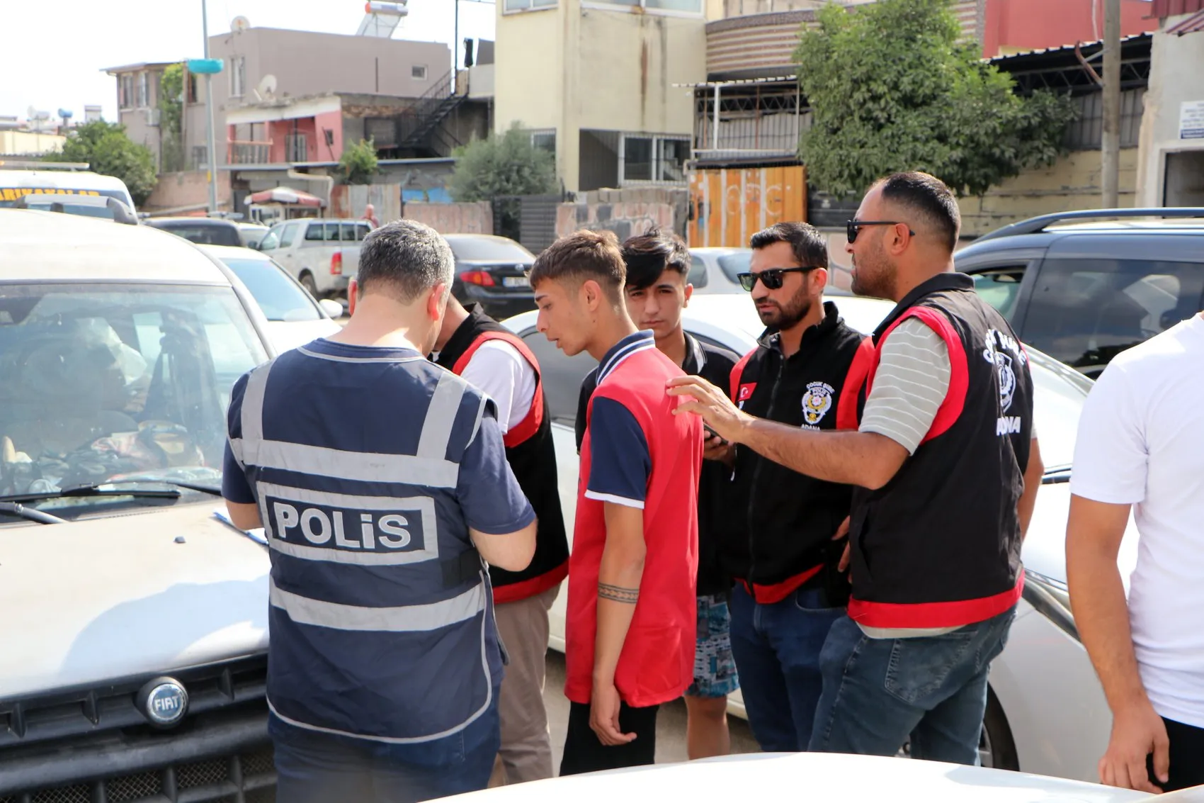 Adana'da tehlikeli serinleme arayışına polis müdahalesi