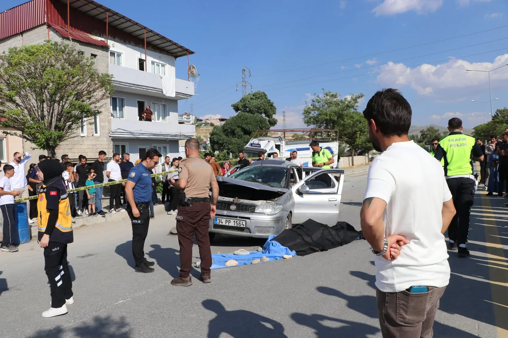 Van'da park halindeki kamyona çarpan otomobil can aldı