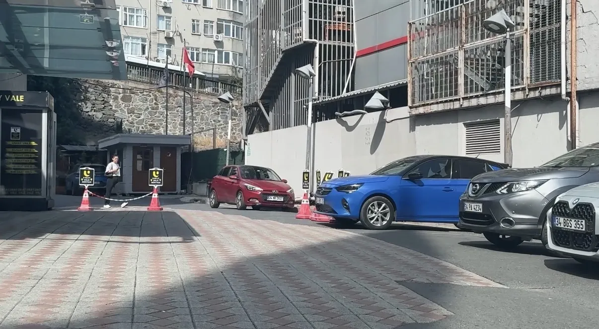 Kağıthane'de otopark kavgası Sürücü aracını valenin üzerine sürdü